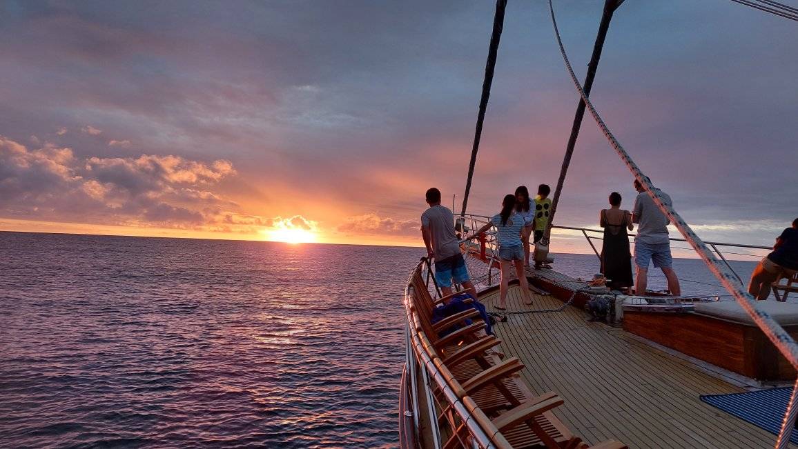 Brisa-Elegante-sunset-sailing-cruize